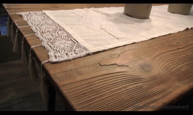 Vieux napperon sur table en bois brut non revisité pour une touche contemporaine